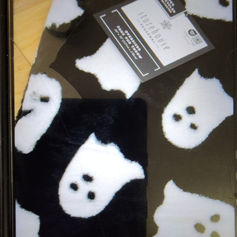 NWT Storehouse tiktok Ghost 👻 Faux Fur Blanket! 🖤🤍& 👻 pillow